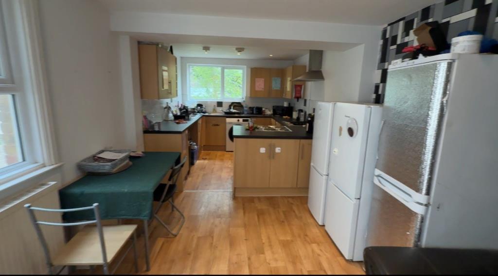 Lot: 154 - SEVEN-BEDROOM HOUSE OF MULTIPLE OCCUPATION - Kitchen/dining room